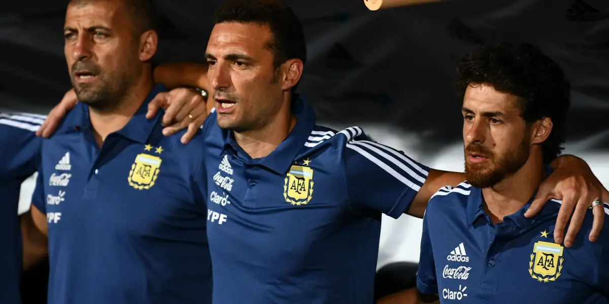 Lionel Scaloni, Pablo Aimar y Walter Samuel cantando el himno de Argentina.