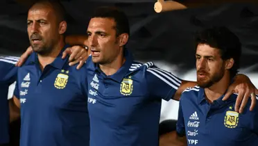 Lionel Scaloni, Pablo Aimar y Walter Samuel cantando el himno de Argentina.