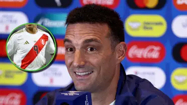 Lionel Scaloni sonríe en conferencia de prensa.