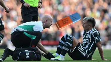 Lisandro Martínez en Manchester United siendo atendido.