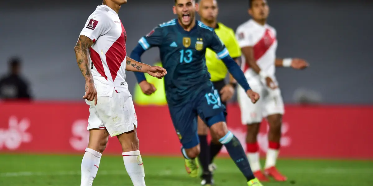 Los defensores centrales de la Selección Argentina festejaron en la cara del peruano luego de que fallara su remate desde los 12 pasos. 
