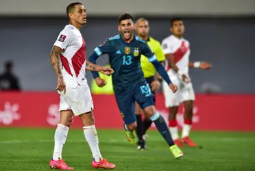 Los defensores centrales de la Selección Argentina festejaron en la cara del peruano luego de que fallara su remate desde los 12 pasos.