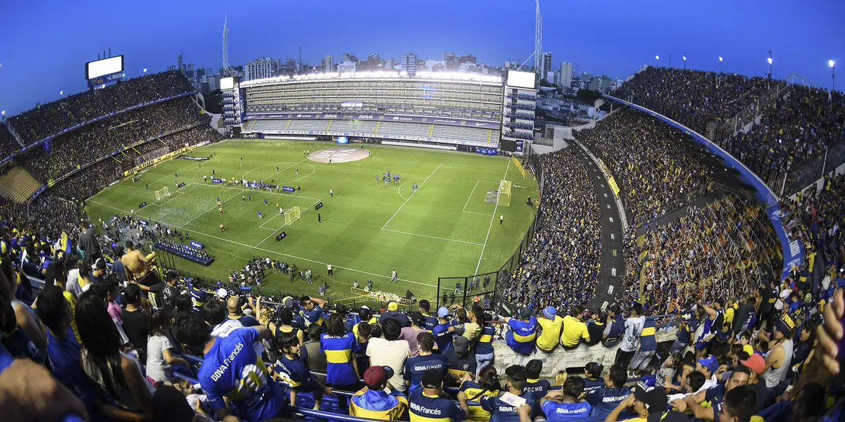 Los fanáticos Xeneizes le dedicaron una bandera al Muñeco por sus dichos en el festejo del 9 de diciembre.