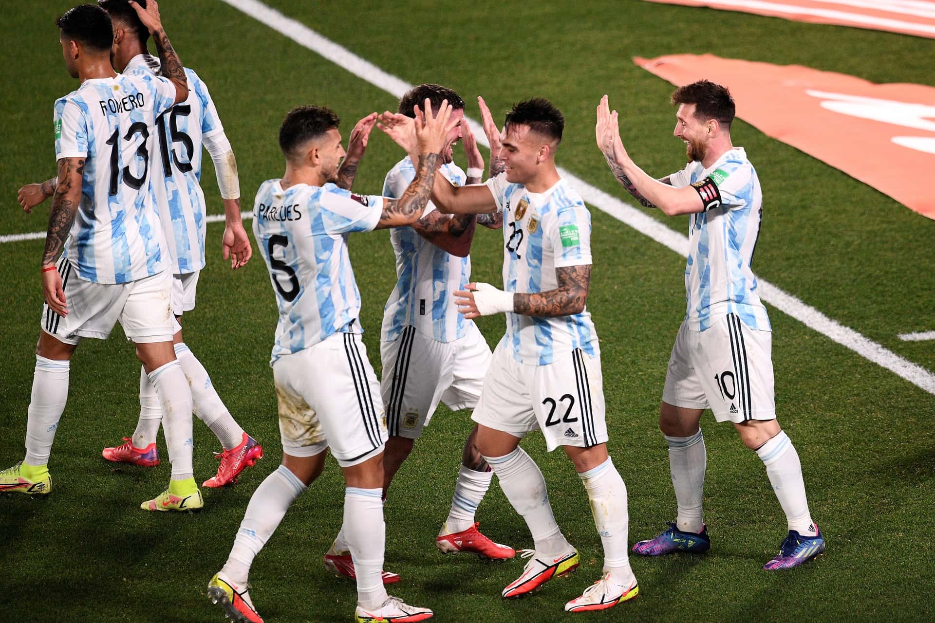 Los futbolistas compartieron su felicidad a través de las redes, luego del triunfo en el Monumental.