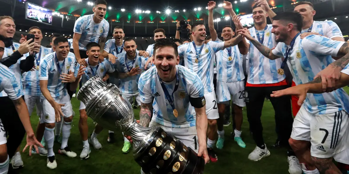 Los futbolistas del plantel dirigido por Lionel Scaloni y una divertida canción luego de la consagración.