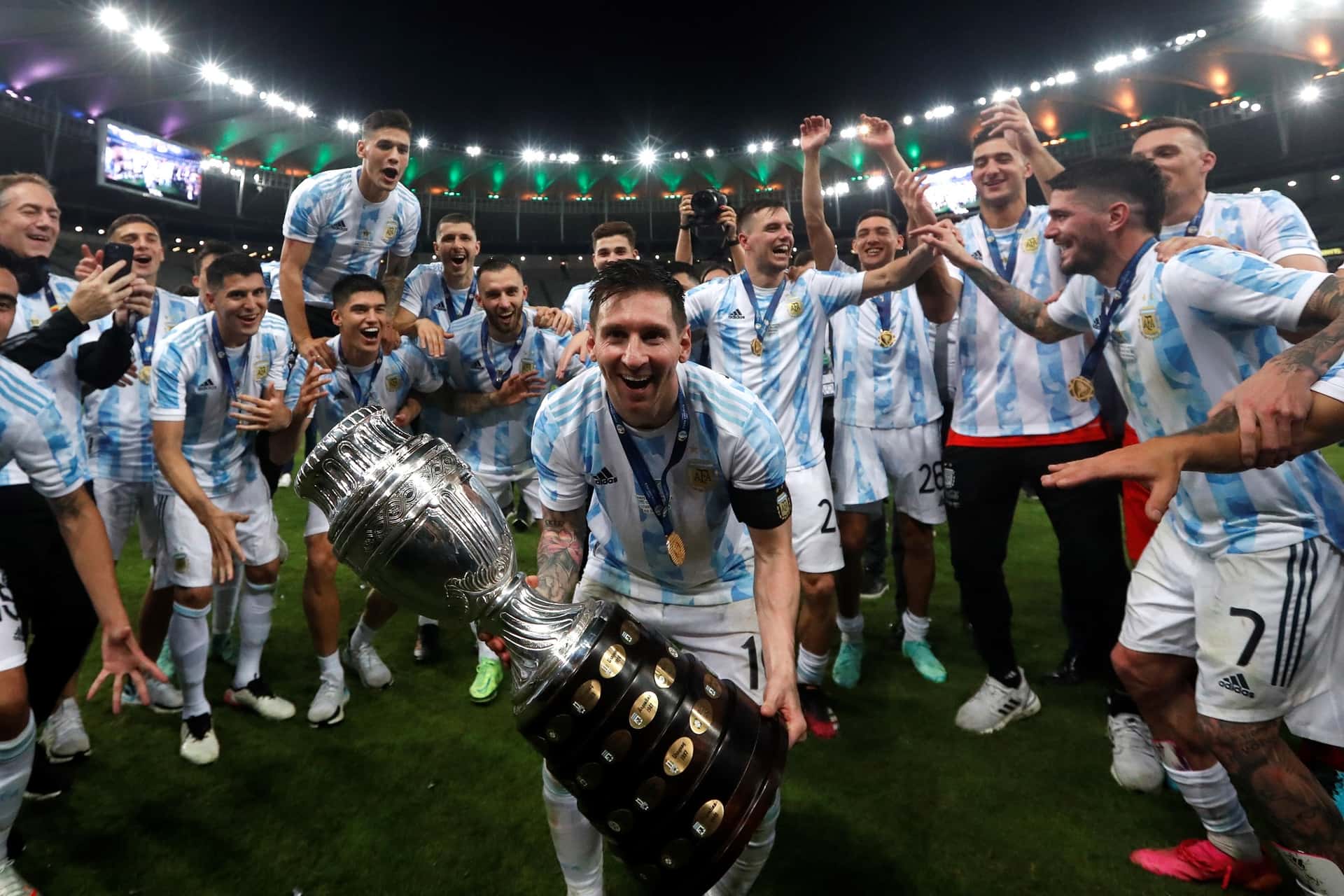 Los futbolistas del plantel dirigido por Lionel Scaloni y una divertida canción luego de la consagración.
