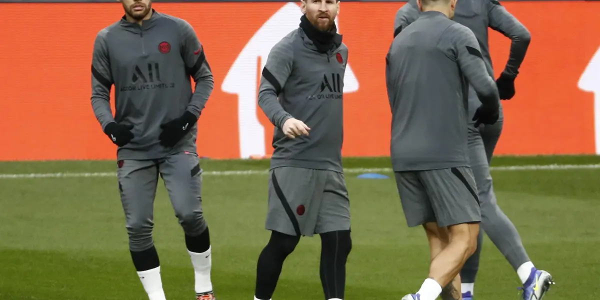 Los futbolistas sudamericanos fueron recibidos entre silbidos por la afición del PSG en el partido ante Burdeos por la Ligue 1.