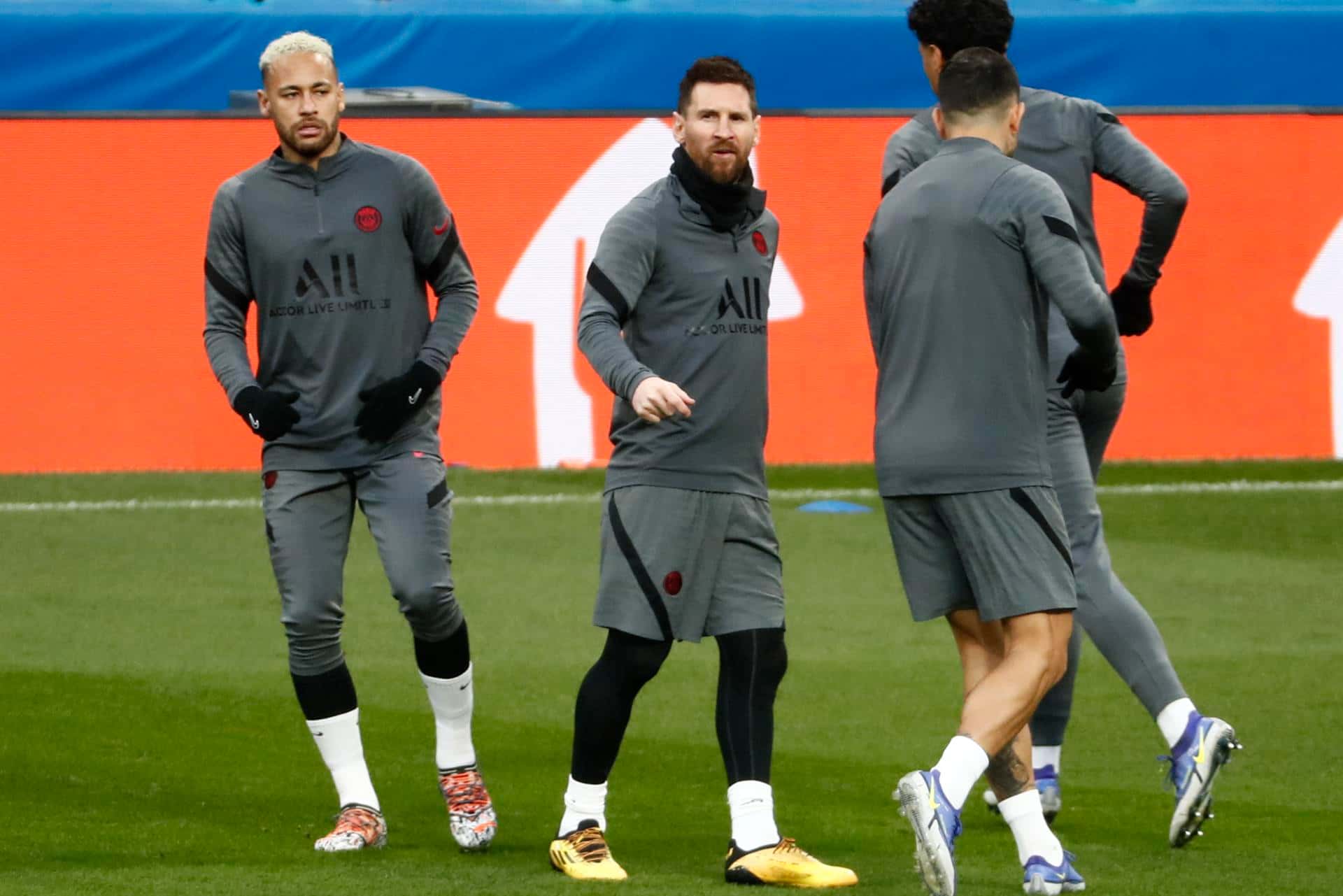 Los futbolistas sudamericanos fueron recibidos entre silbidos por la afición del PSG en el partido ante Burdeos por la Ligue 1.