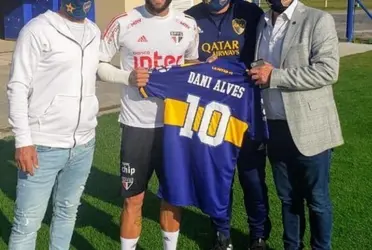 Los hinchas de Club Atlético River Plate le dieron una amarga bienvenida a Dani Alves como posible jugador de Club Atlético Boca Juniors.