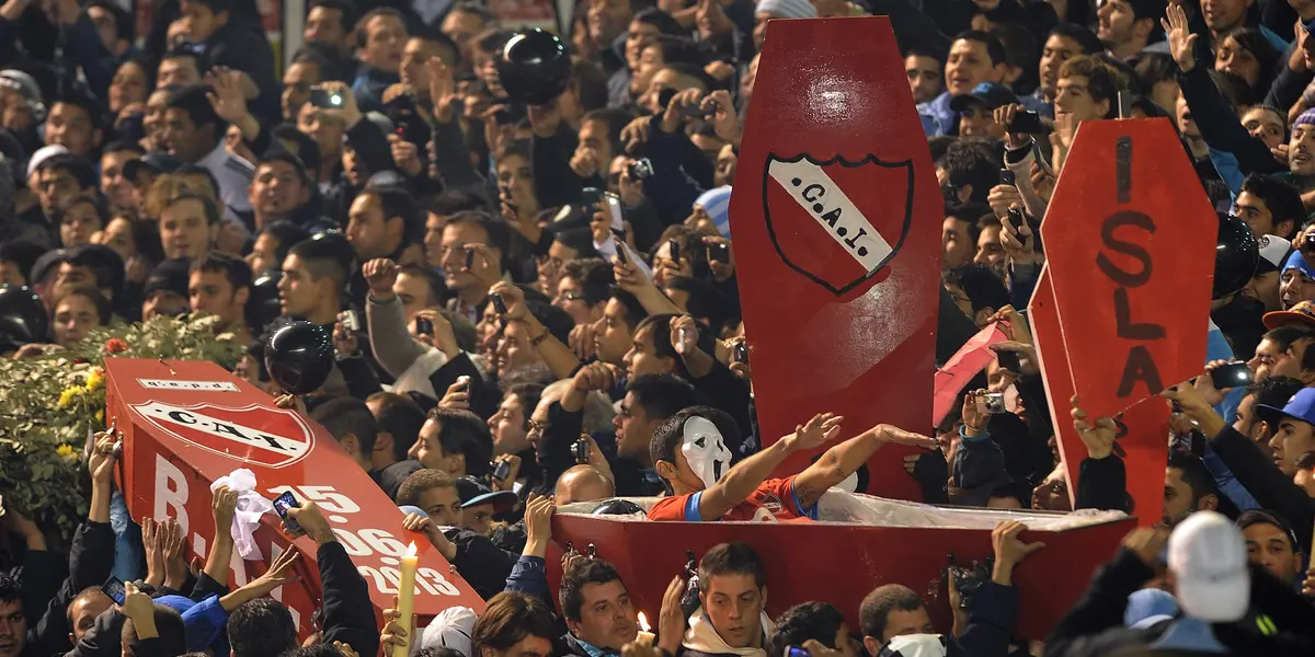 Los hinchas de la Academia le recordaron a su clásico rival el nuevo aniversario por haber perdido la categoría.