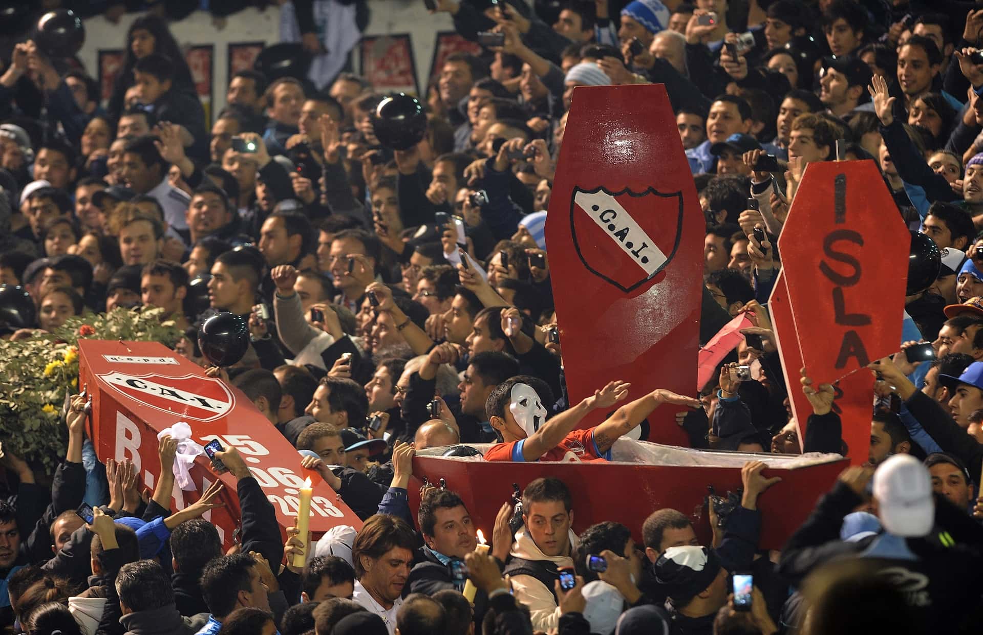 Los hinchas de la Academia le recordaron a su clásico rival el nuevo aniversario por haber perdido la categoría.