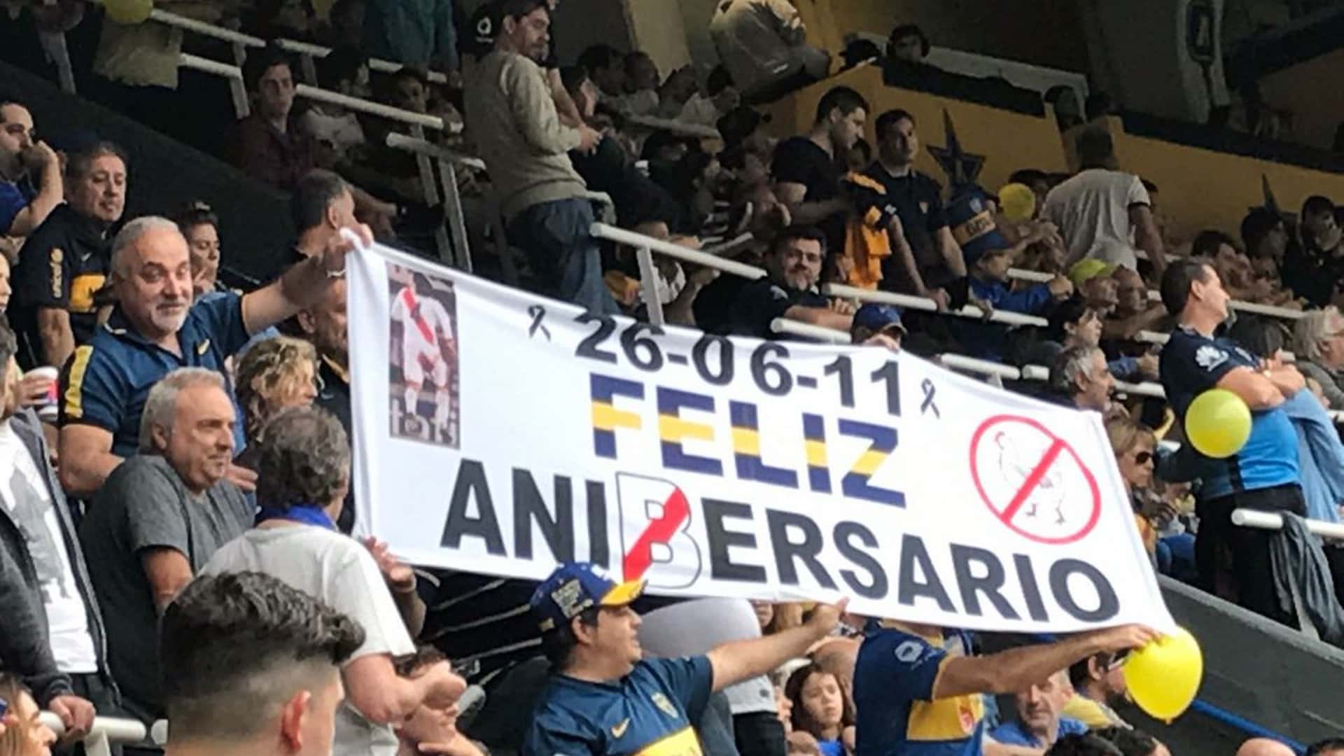 Los hinchas del Xeneize preparan afiches para recordarle a su máximo rival el día en que perdieron la categoría.
