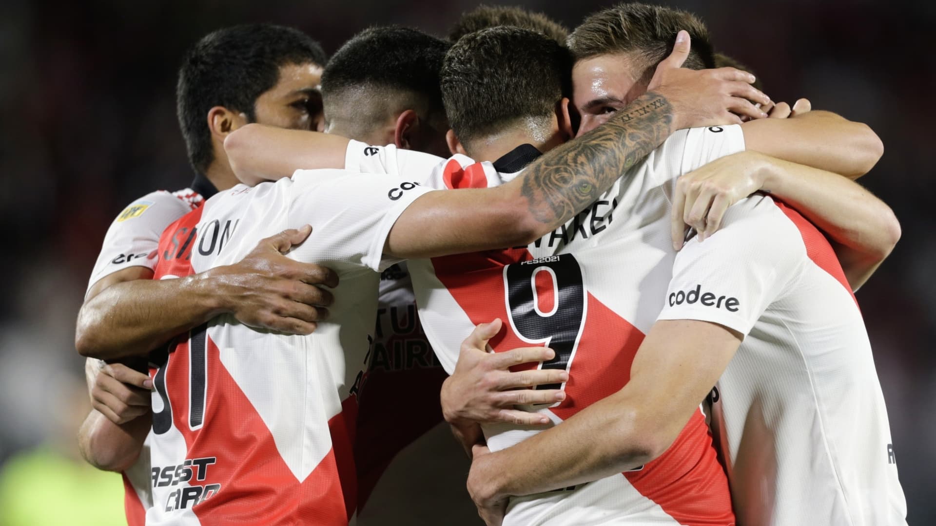 Los jugadores Millonarios celebraron con todo la obtención del Trofeo de Campeones y le dedicaron varios cantitos al Xeneize.