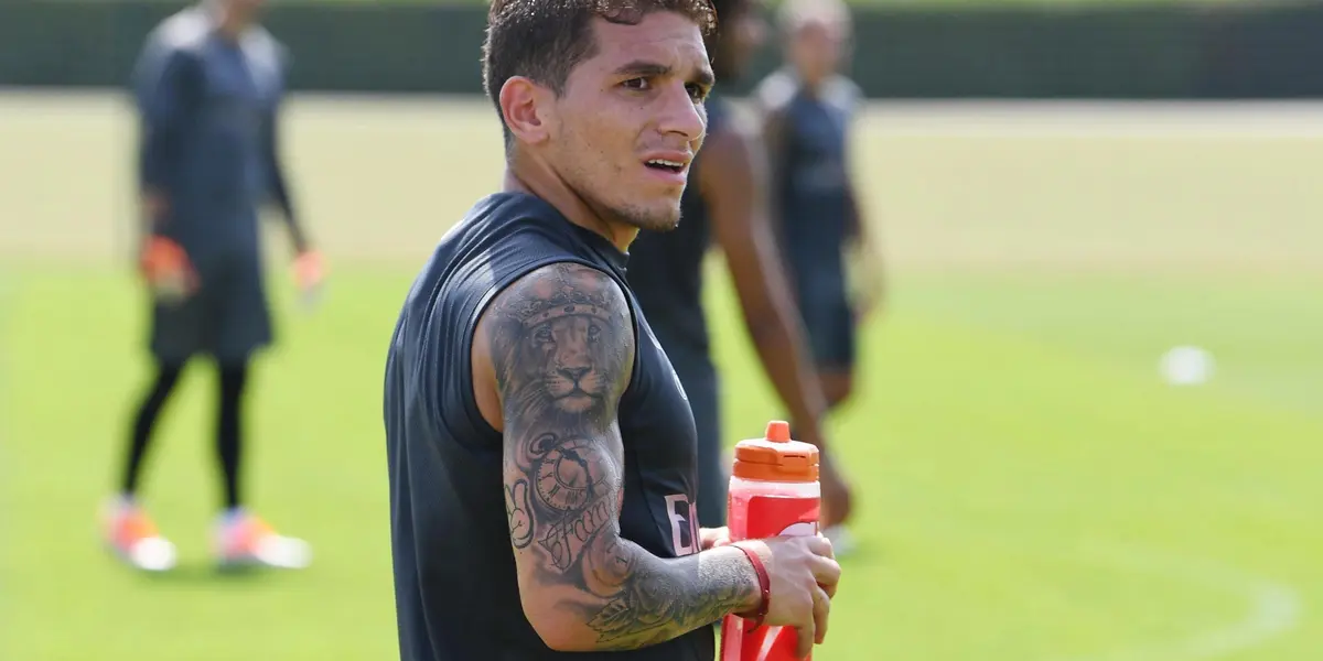 Lucas Torreira apareció en redes sociales con una camiseta del Xeneize.