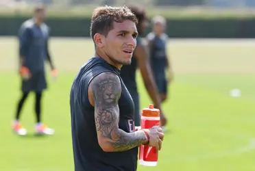Lucas Torreira apareció en redes sociales con una camiseta del Xeneize.