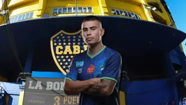 Lucas Zelarrayán cruzado de brazos y detrás La Bombonera.