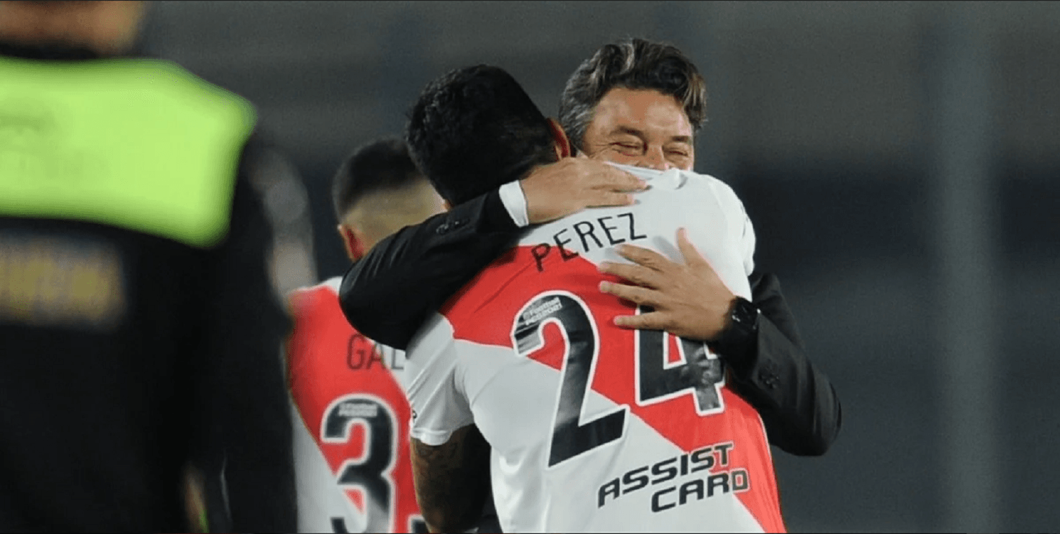 Luego de convertir el 2-0 ante Aldosivi, el mediocampista celebró junto al entrenador del Millonario.