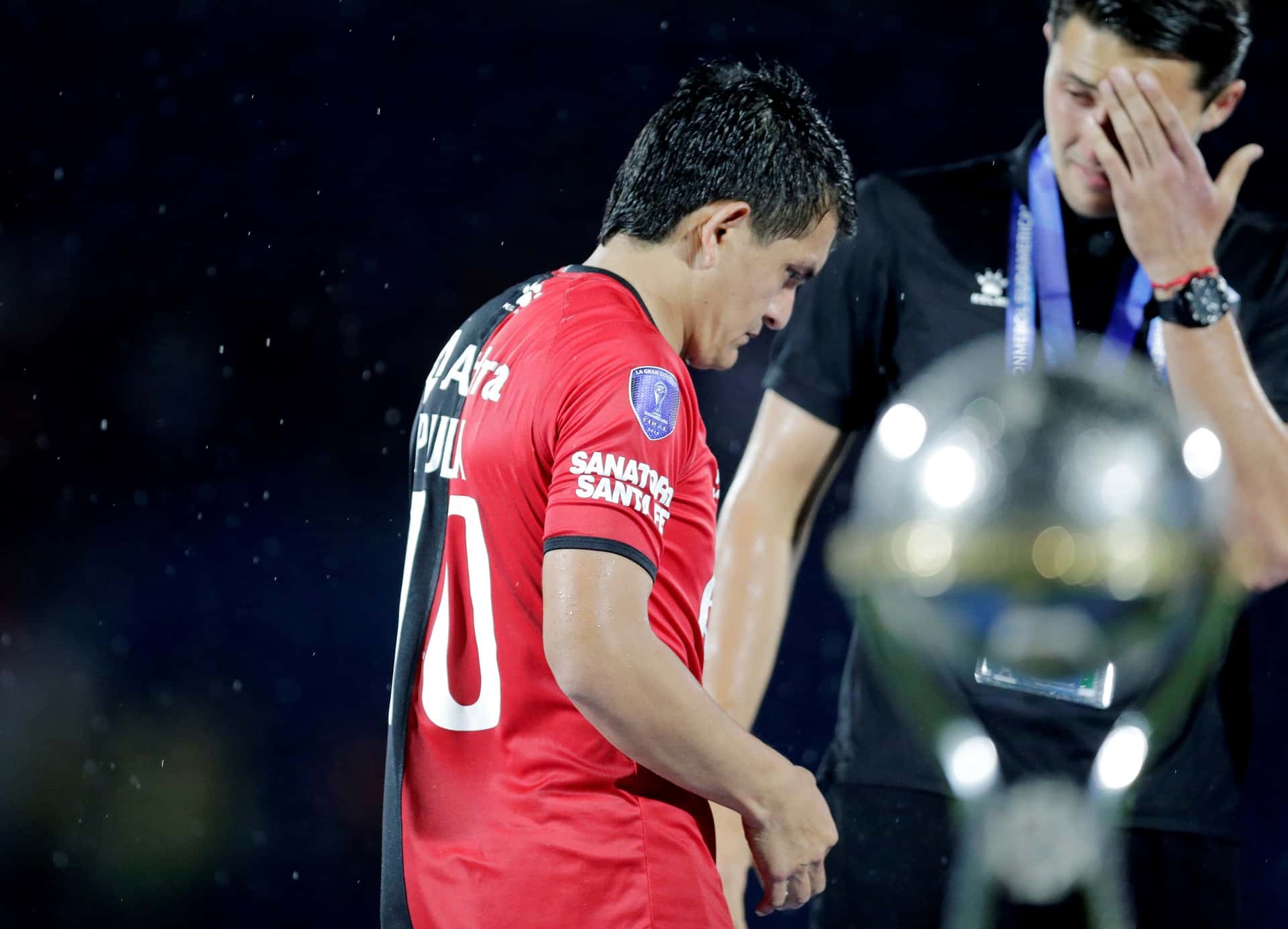 Luego de ganar la Copa de la Liga Profesional, el delantero no se fue de la mejor manera del club santafesino.
