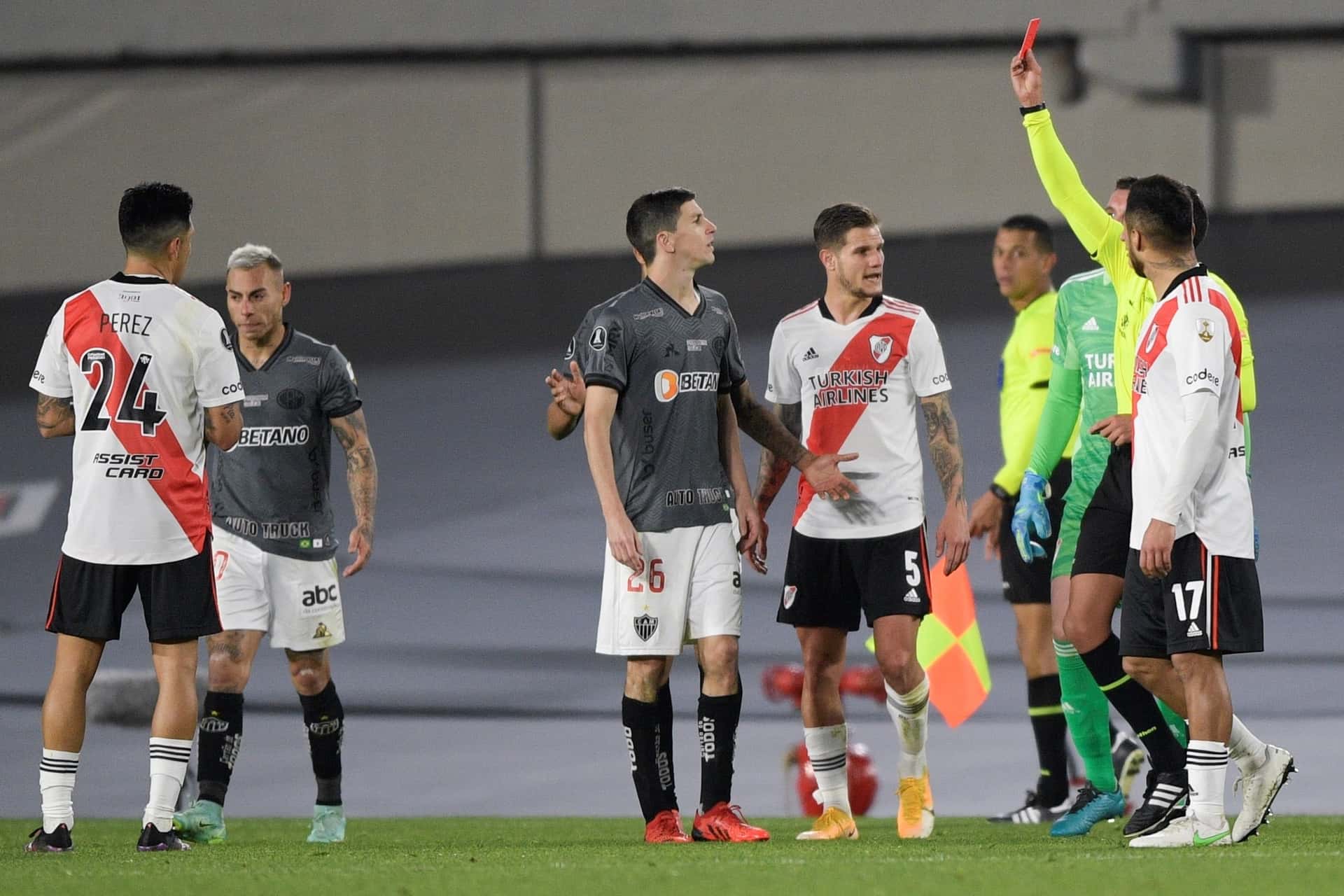 Luego de la victoria por 1-0 ante River, el conjunto brasileño le pidió a la Conmebol que le retiren la expulsión al mediocampista argentino.