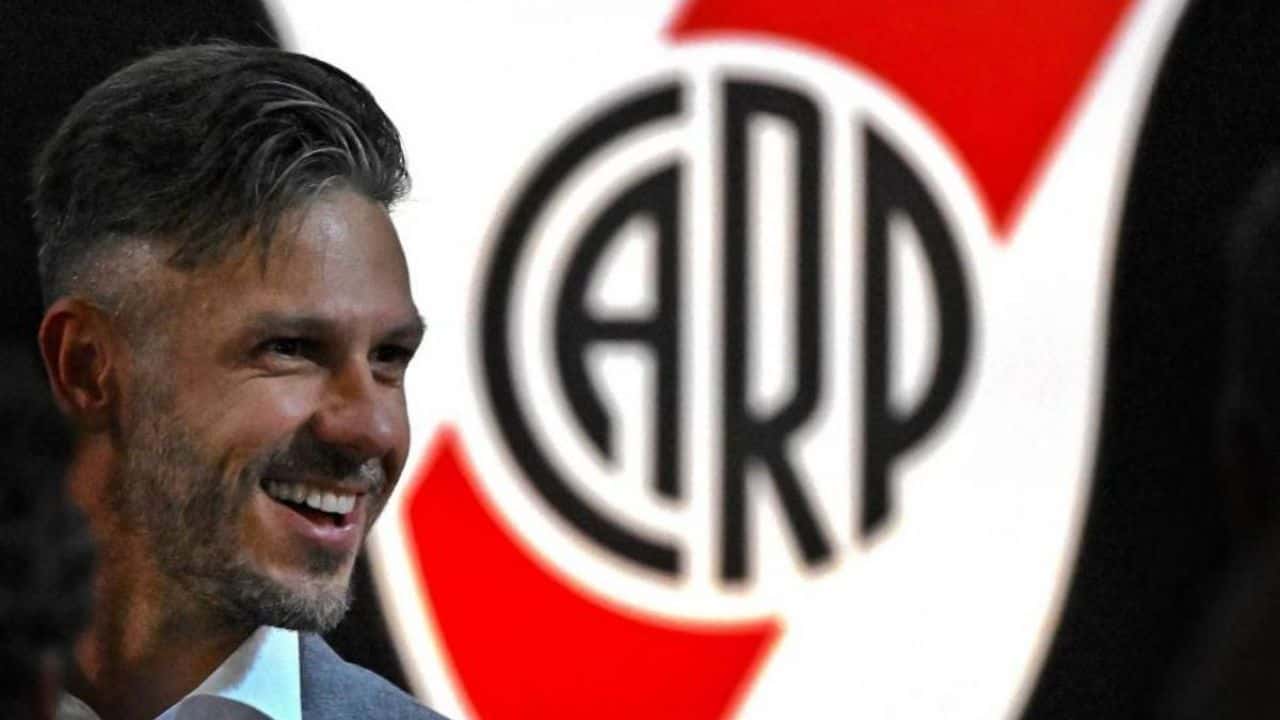 Luego de ser presentado en público, el flamante entrenador ya sabe cuando estará en el banco de suplentes.