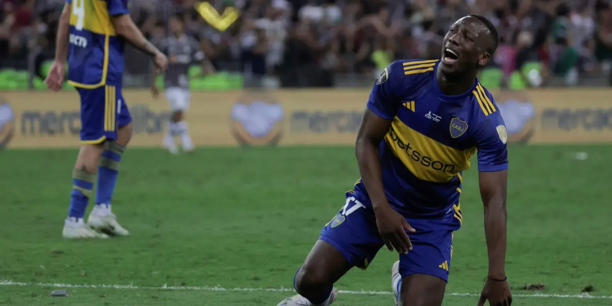 Luis Advíncula arrodillado en Boca.