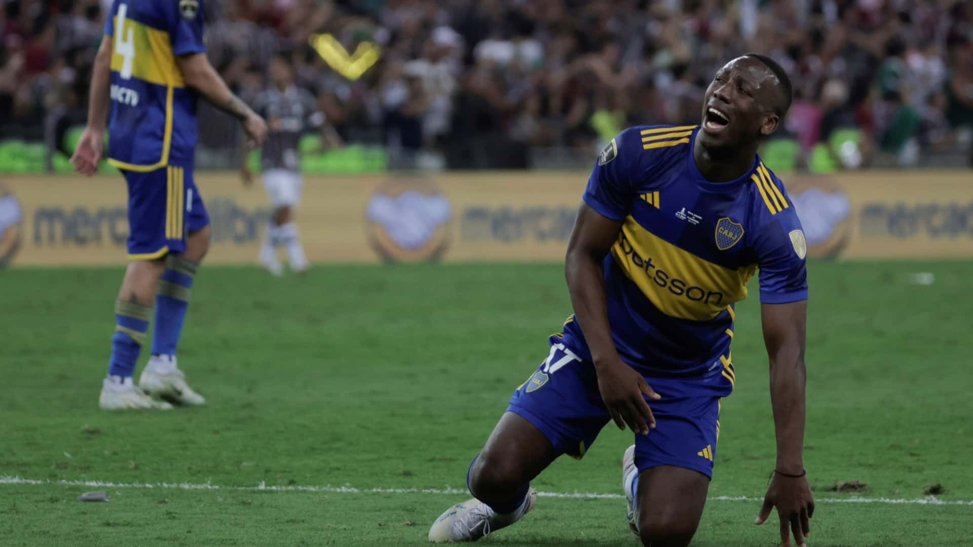 Luis Advíncula arrodillado en Boca.