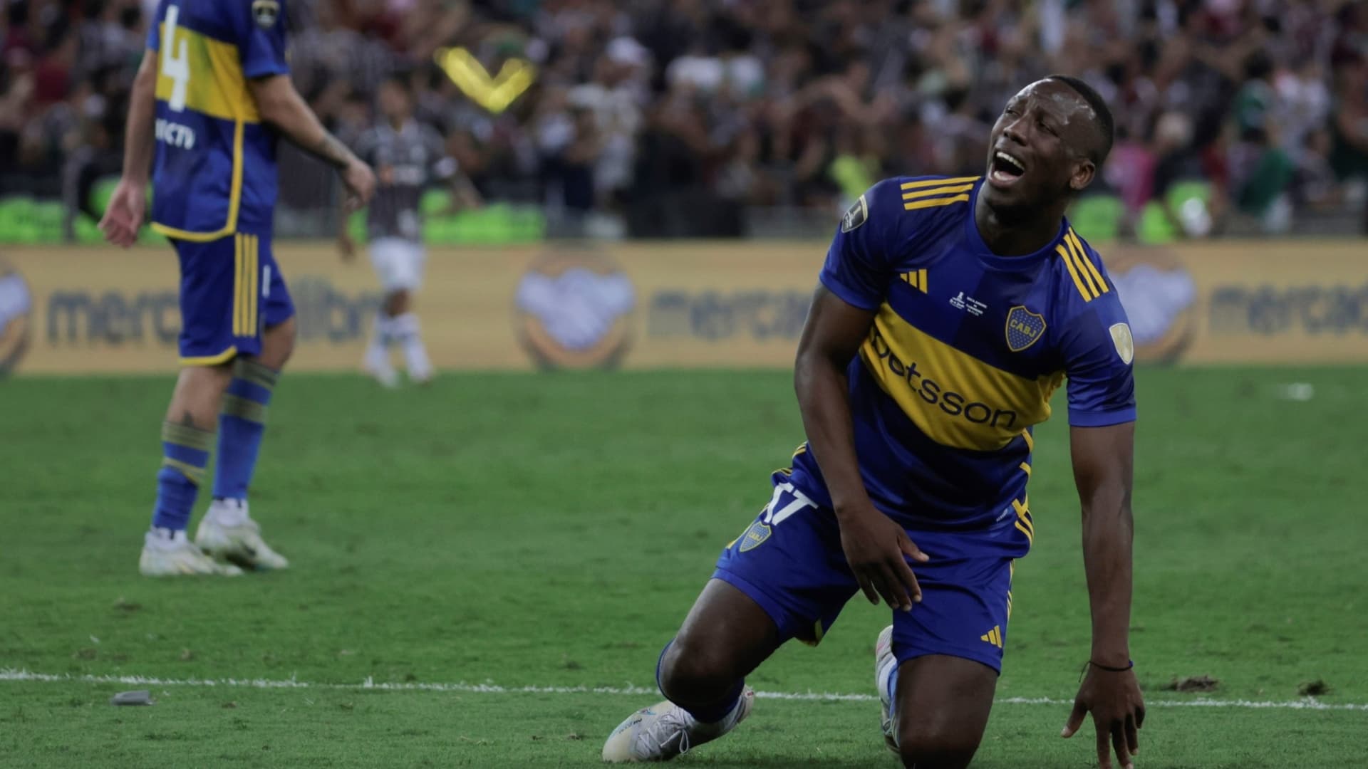 Luis Advíncula arrodillado en Boca.
