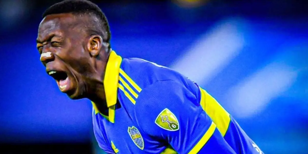 Luis Advíncula festejando en Boca