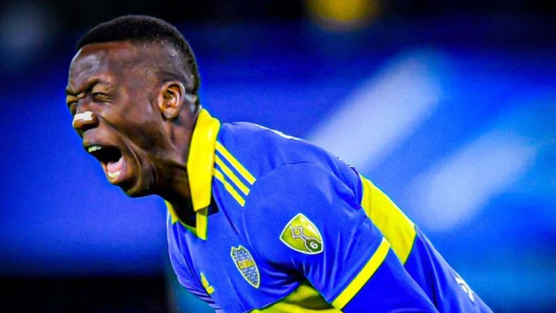 Luis Advíncula festejando en Boca