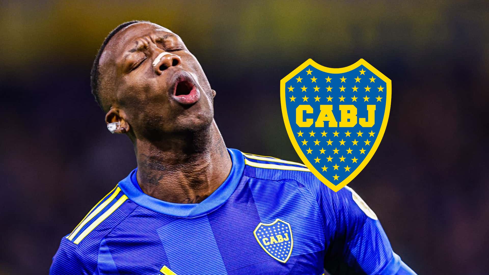 Luis Advíncula y un gesto de preocupación con la camiseta de Boca.