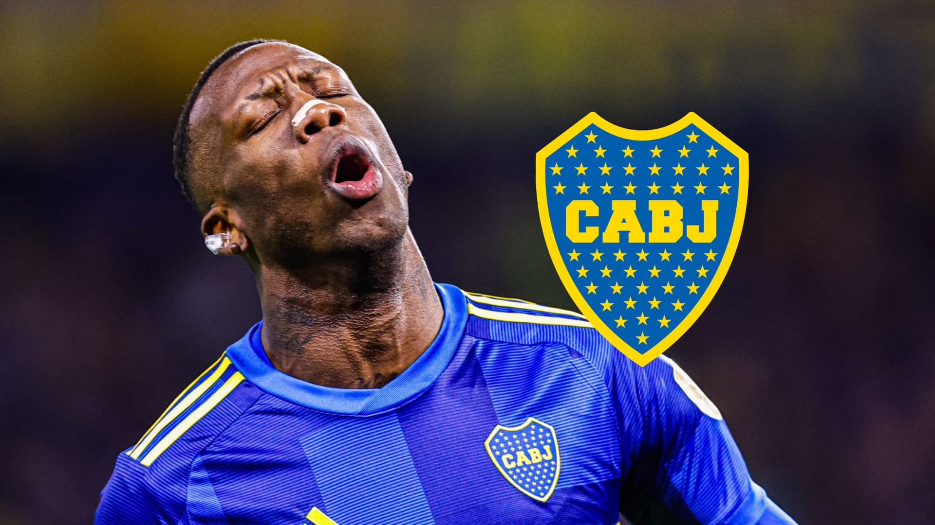 Luis Advíncula y un gesto de preocupación con la camiseta de Boca.