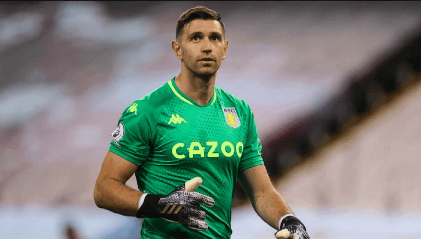 Manchester United quiere contar con el Dibu.