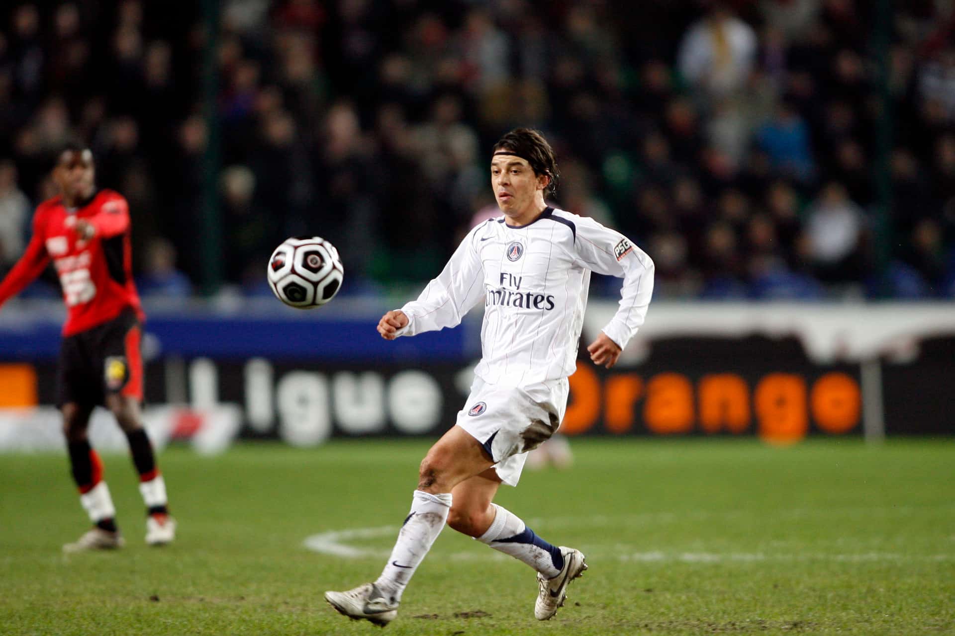 Marcelo Gallardo es el actual director técnico de River Plate, pero en su etapa como futbolista vistió la camiseta del Paris Saint-Germain en el año 2007 y disputó poco tiempo en el equipo que actualmente contrato a Lionel Messi ¿Ganó títulos el Muñeco en París? Enterate de todas las novedades acá.