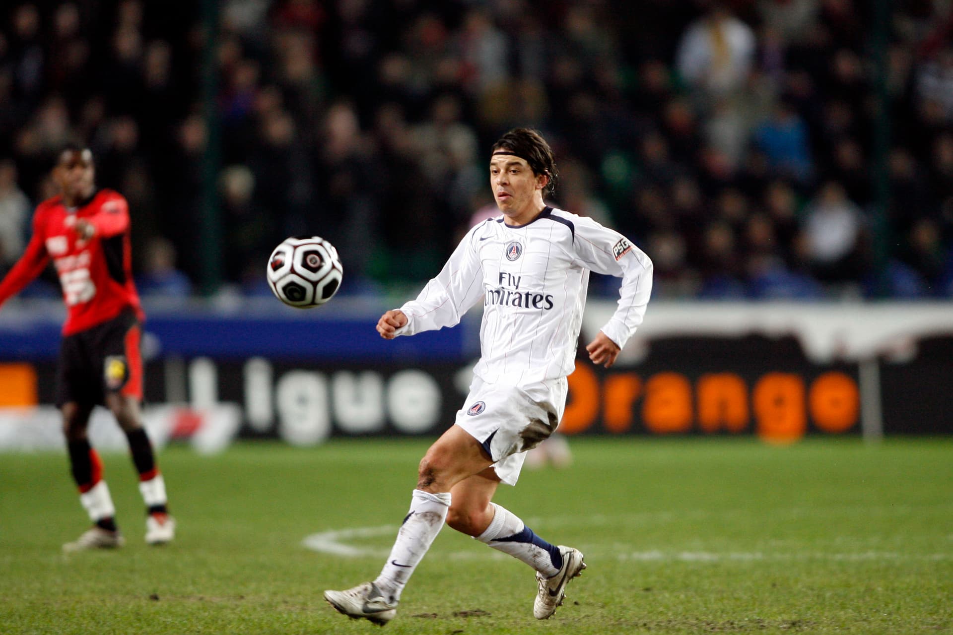 Marcelo Gallardo es el actual director técnico de River Plate, pero en su etapa como futbolista vistió la camiseta del Paris Saint-Germain en el año 2007 y disputó poco tiempo en el equipo que actualmente contrato a Lionel Messi ¿Ganó títulos el Muñeco en París? Enterate de todas las novedades acá.