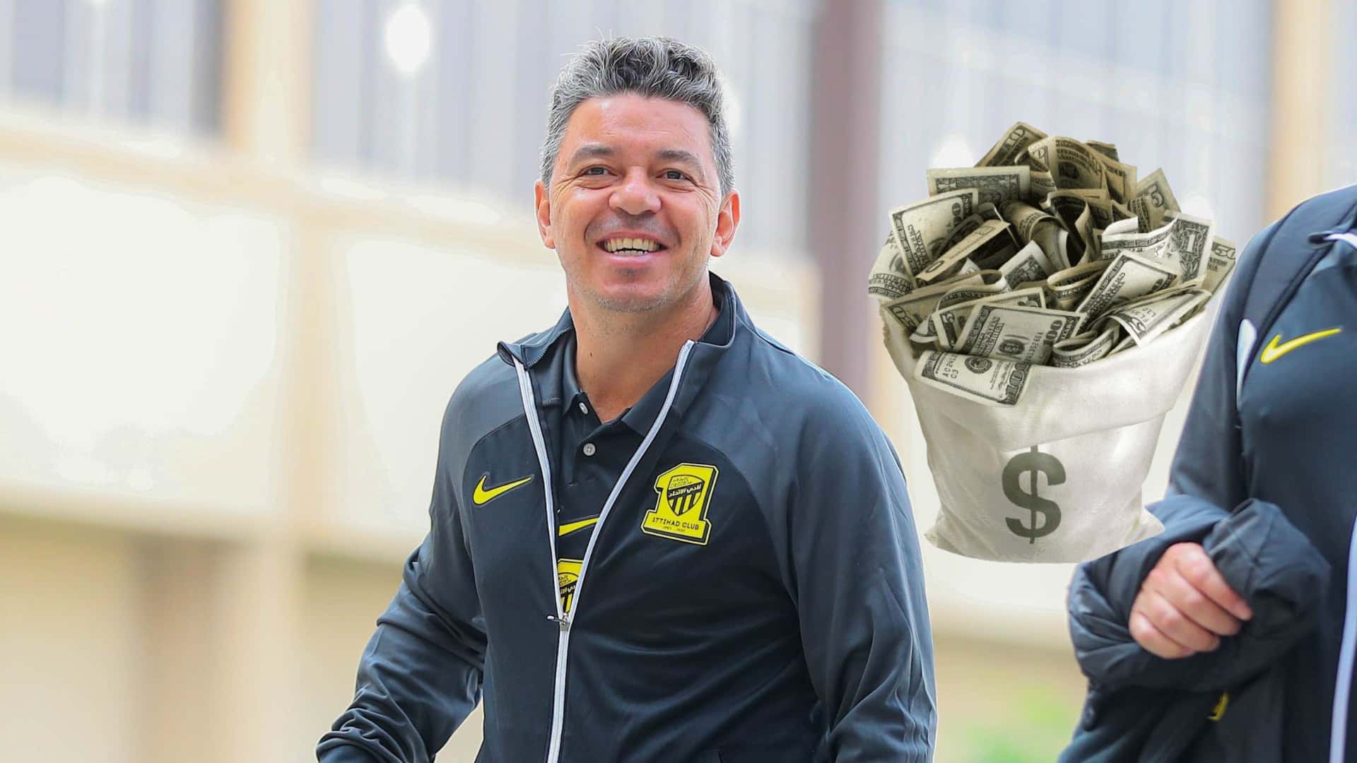 Marcelo Gallardo riendo con la ropa del Al-Ittihad.
