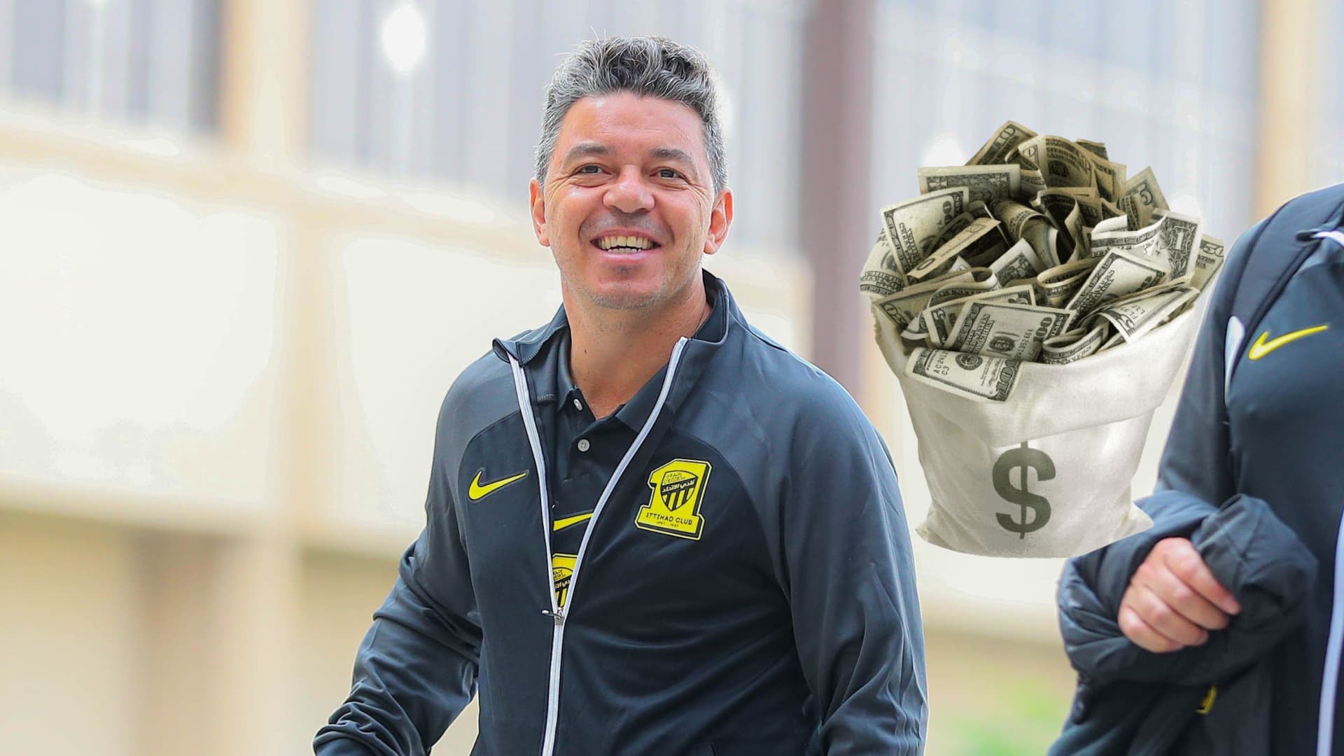 Marcelo Gallardo riendo con la ropa del Al-Ittihad.