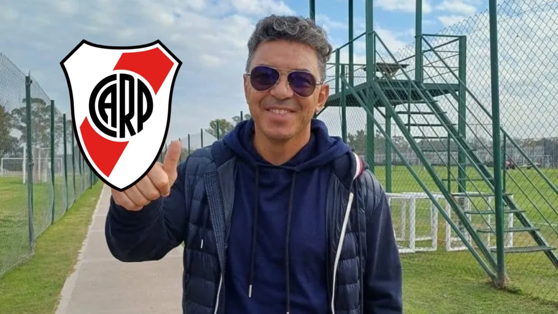 Marcelo Gallardo saluda ante la foto con el pulgar arriba.