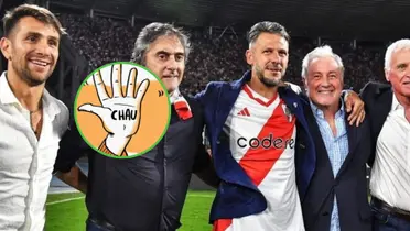 Martín Demichelis con la camiseta de River, rodeado de los principales dirigentes.