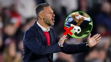 Martín Demichelis dando indicaciones durante un partido de River.