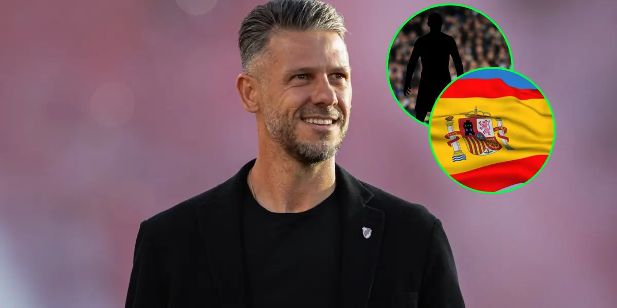 Martín Demichelis de traje mientras dirige a River Plate.