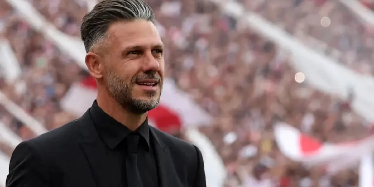 Martín Demichelis mirando hacia el horizonte durante un partido con River.