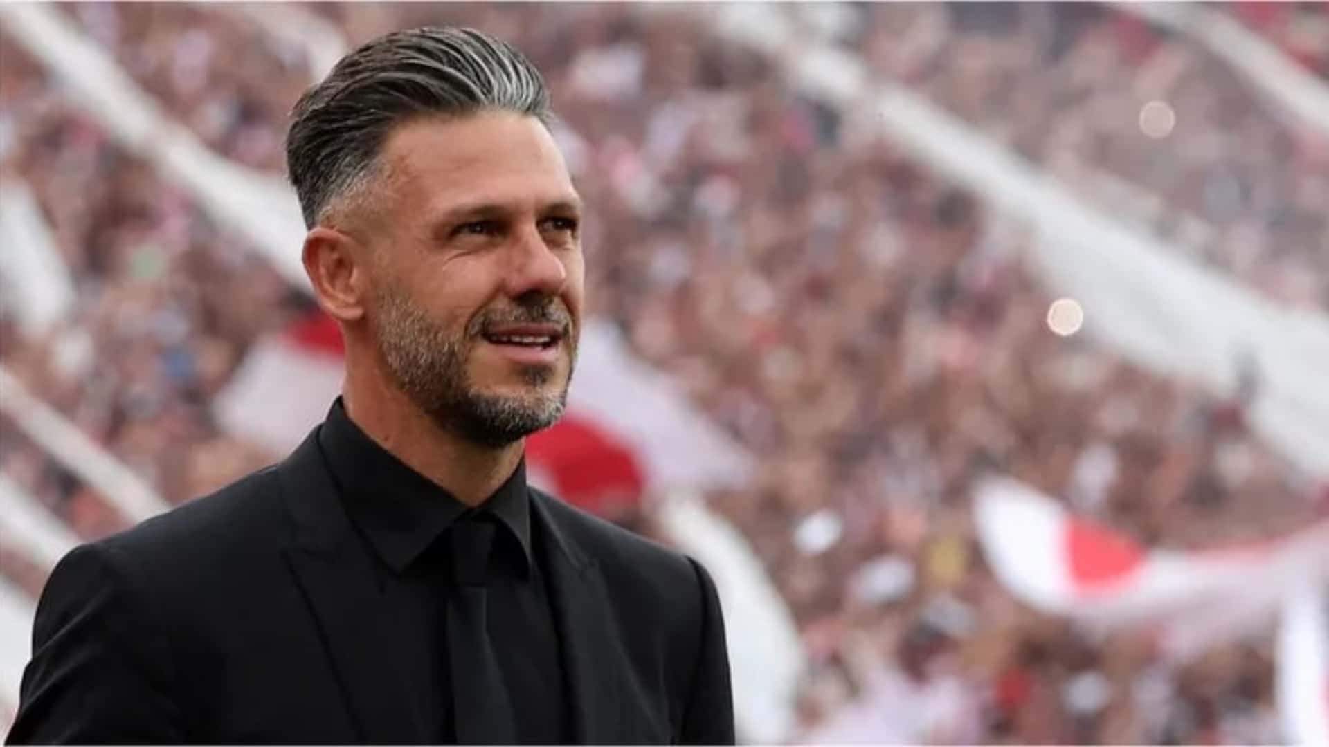 Martín Demichelis mirando hacia el horizonte durante un partido con River.
