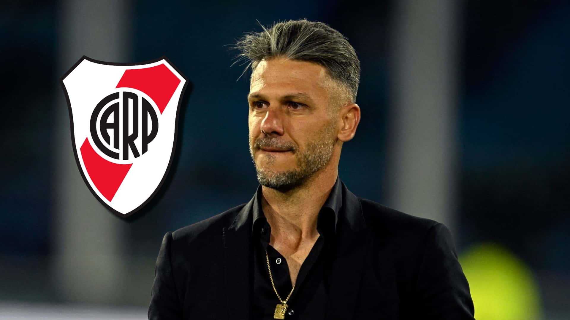 Martín Demichelis se muerde los labios.