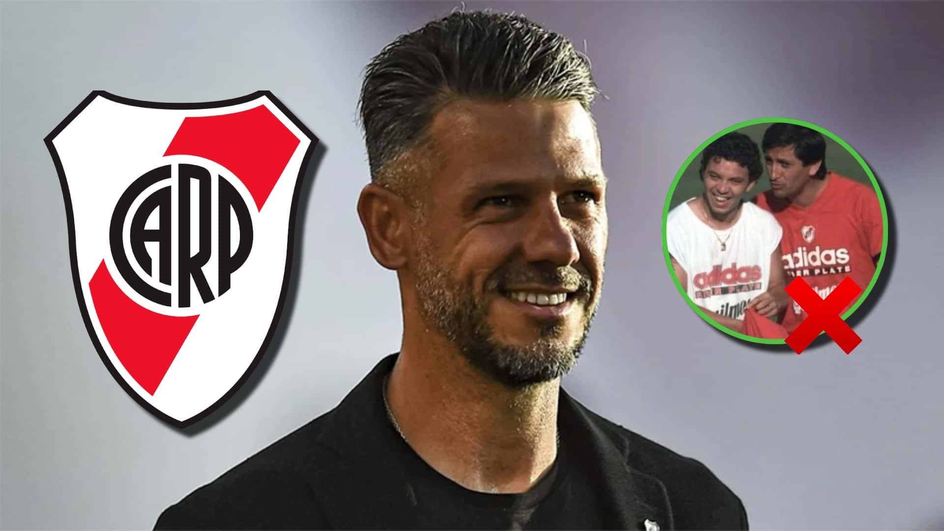 Martín Demichelis sonríe durante un partido.