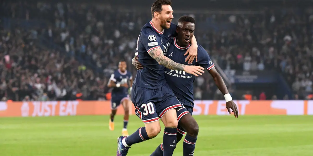 Messi bromeaba con Gueye en PSG