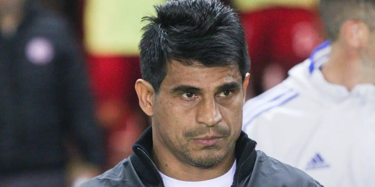 Mientras disfruta de sus vacaciones, el entrenador del Xeneize fue señalado por una gloria de la institución.