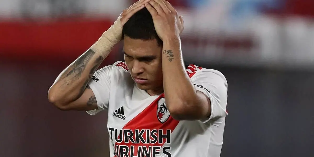 Mientras piensan en un nuevo DT, el colombiano fue duramente criticado y enojó a los fanáticos riverplatenses.