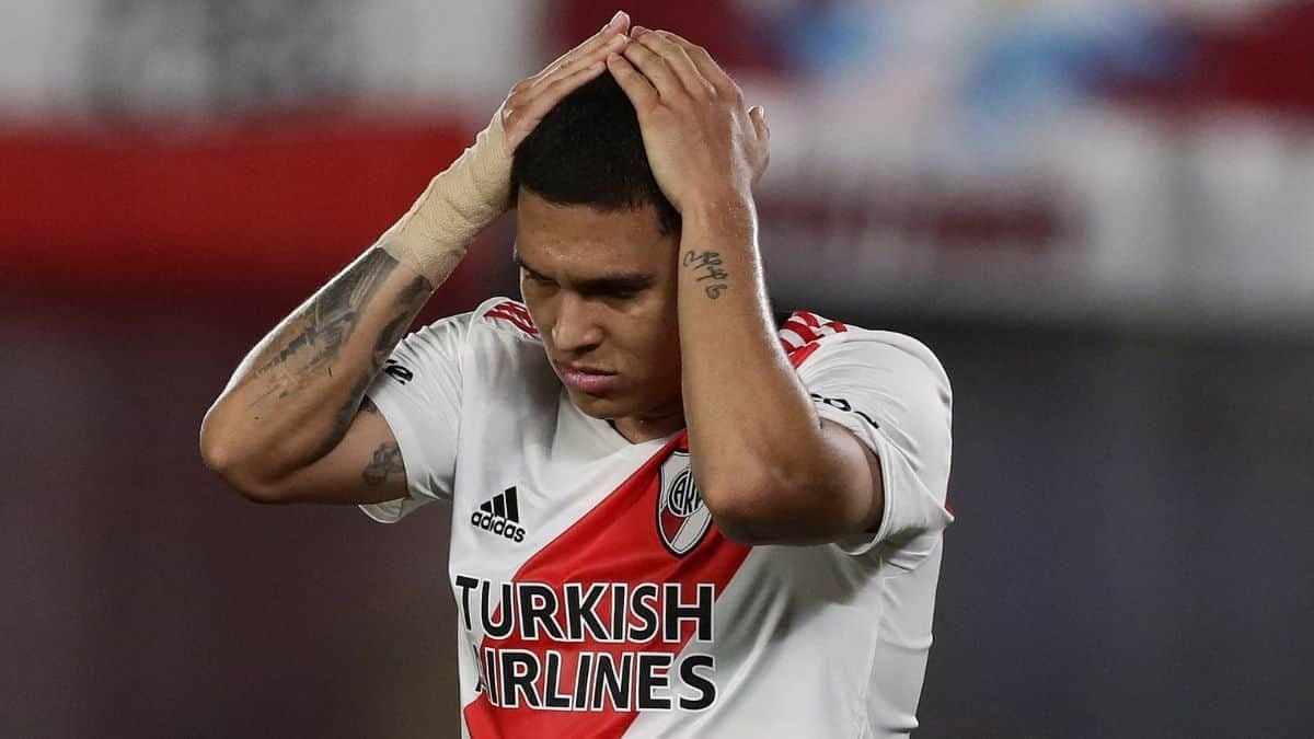 Mientras piensan en un nuevo DT, el colombiano fue duramente criticado y enojó a los fanáticos riverplatenses.