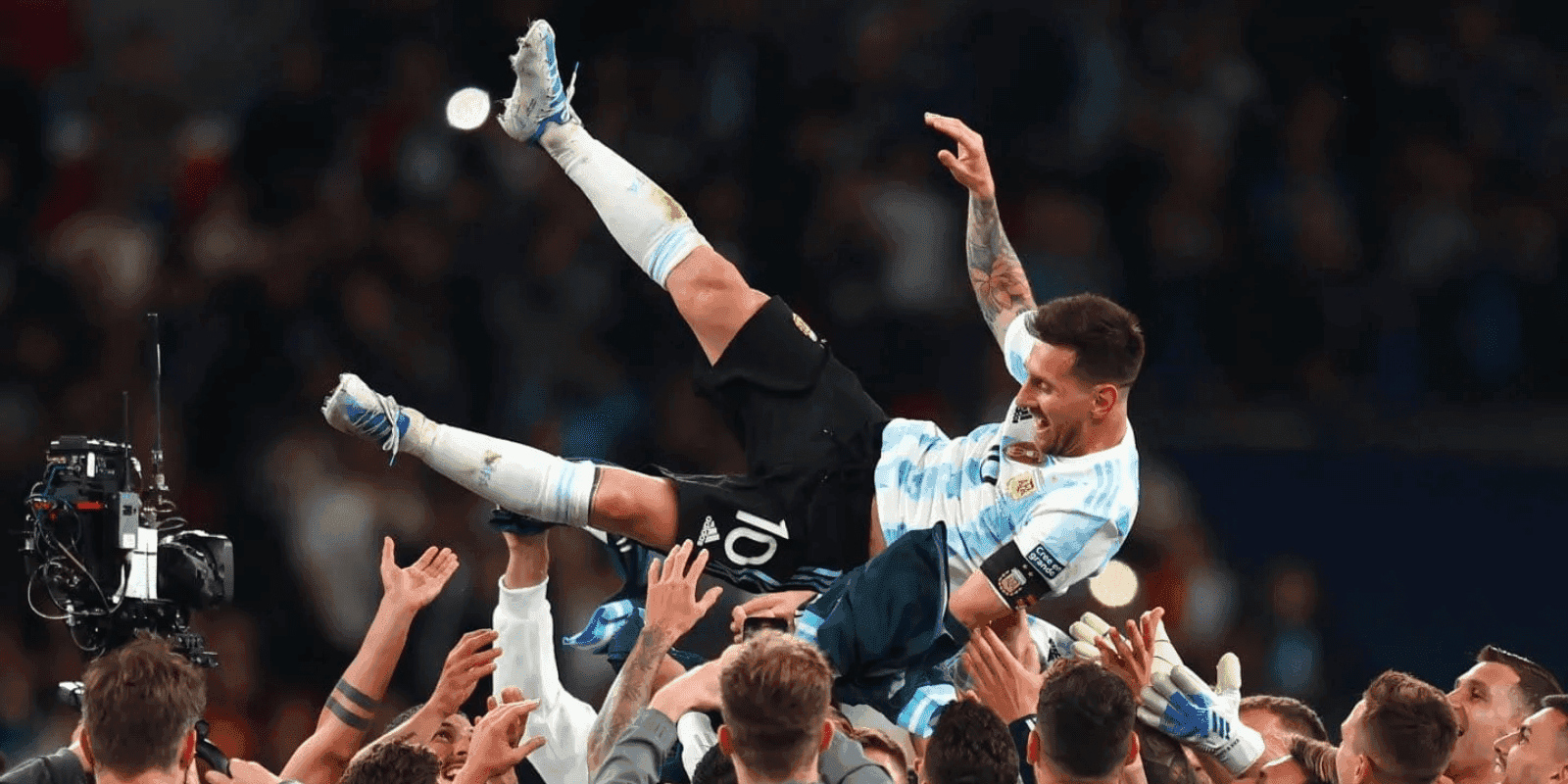 Mientras se enfoca en el Mundial, Leo dio una muestra de amor por el país