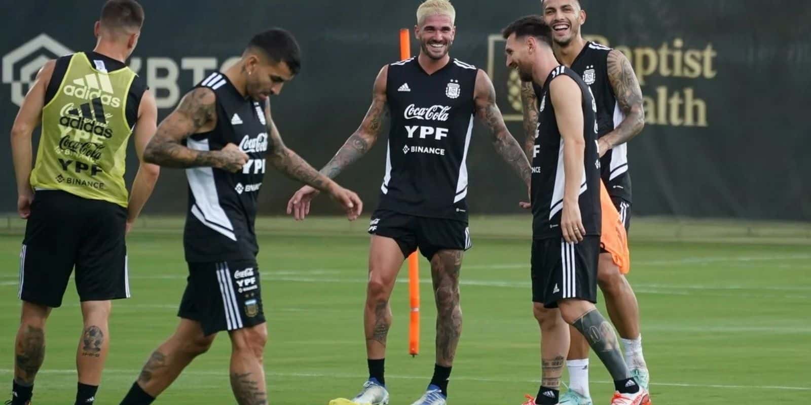 Mientras se entrena en Miami, Lionel Scaloni y compañía fueron sorprendidos por una gloria del fútbol argentino que pasó a saludarlos.